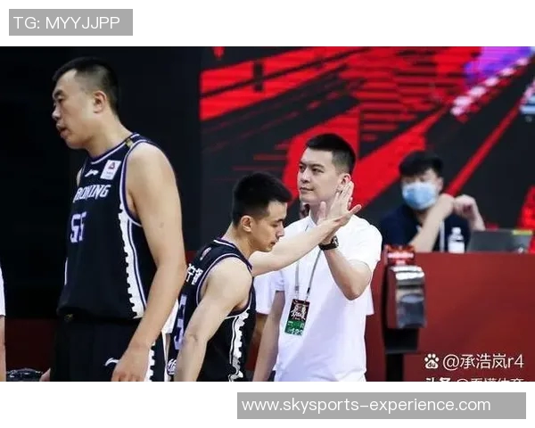 西安篮球队在锦标赛中的灵活性表现引发热议展现团队协作与战术创新